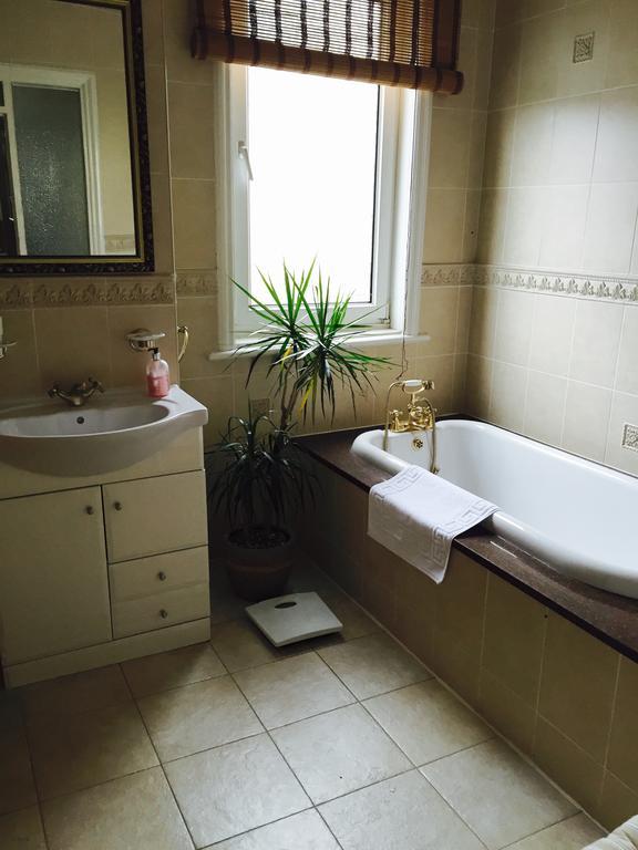 Sandsides Guest House Уитли-Бей Экстерьер фото
